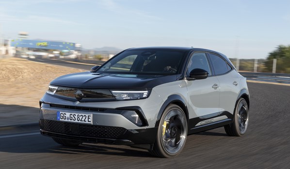 Электрический Opel Mokka GSE превосходит Alpine A290